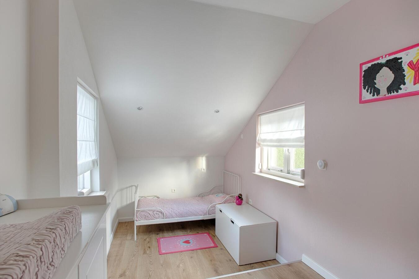 Ruim uitgebouwde hoekwoning met garage, berging, carport en vrije achterom gelegen in een rustige, kindvriendelijke straat tegenover een speelveld op 218 m² aan de Kievit 5 te Luyksgestel. 