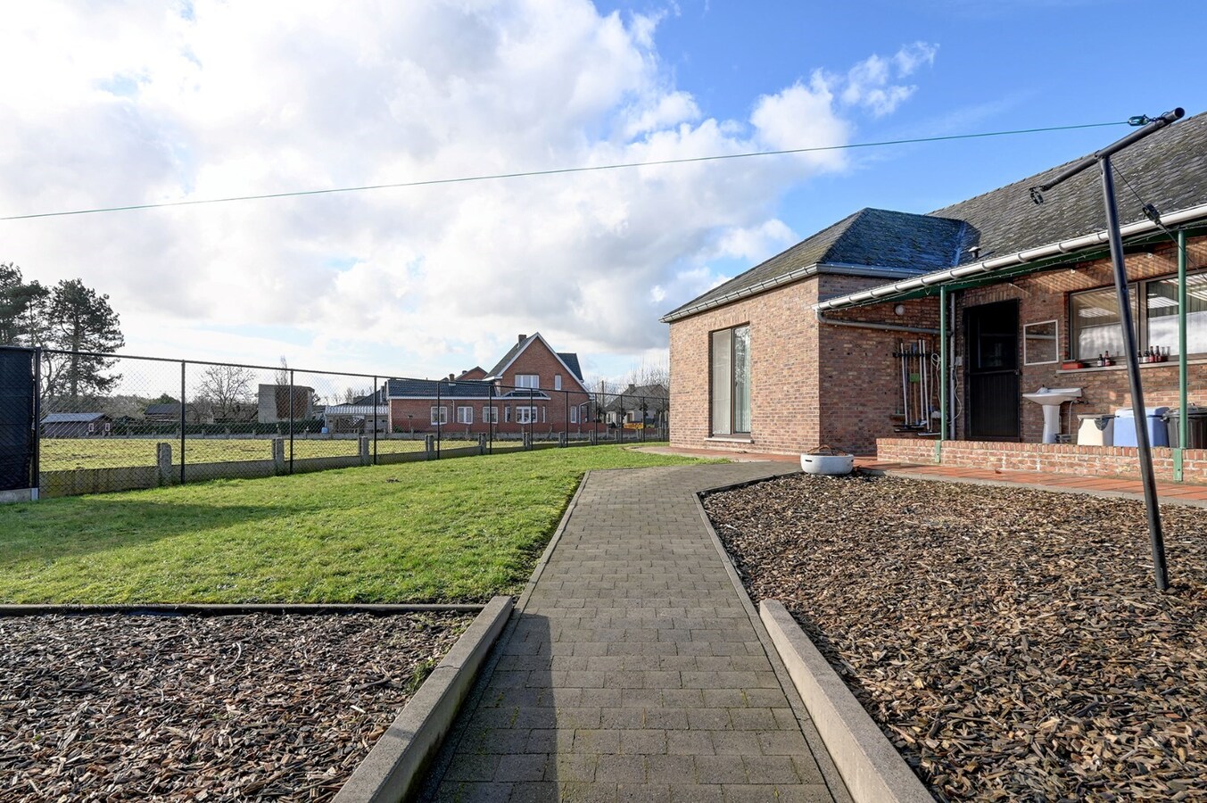 Ruime gelijkvloerse woning met dubbele garage 