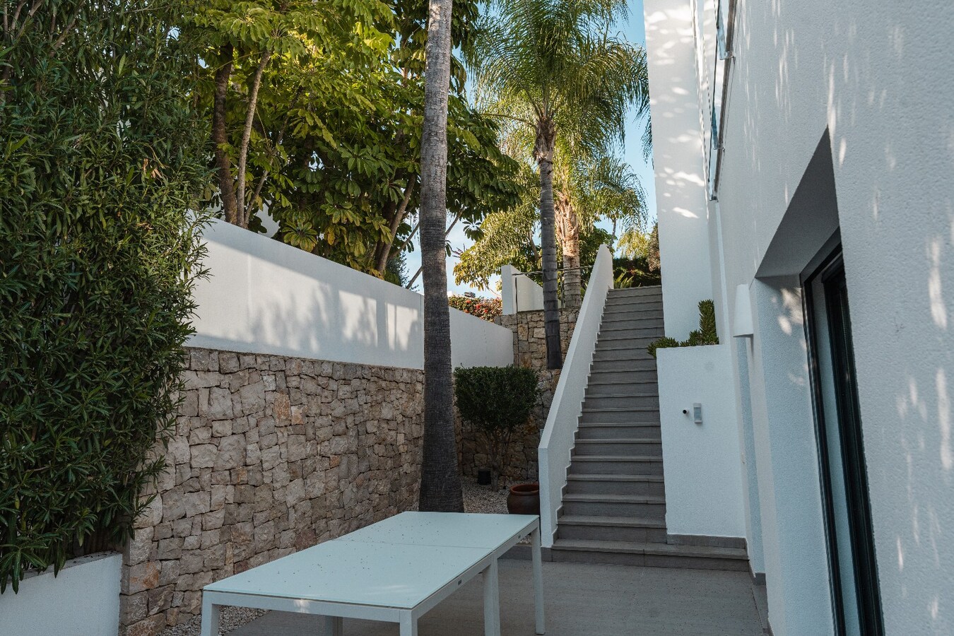 Deze uitzonderlijke villa biedt een unieke combinatie van luxe, volledige privacy en een prachtige zuidoriëntatie in het gegeerde Solpark. 