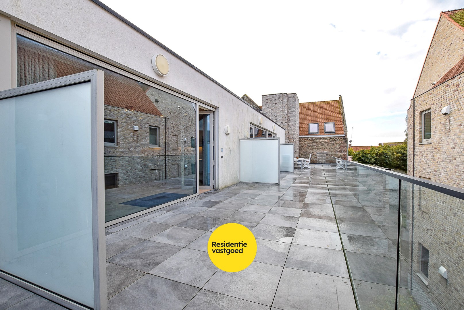 Uiterst goed onderhouden assistentieflat (55m² + 11m² terras) met 1 slaapkamer te Nieuwpoort. 