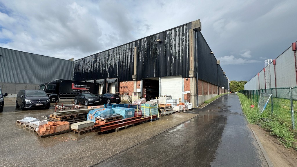Loods met kantoor te huur nabij A12 in Wilrijk