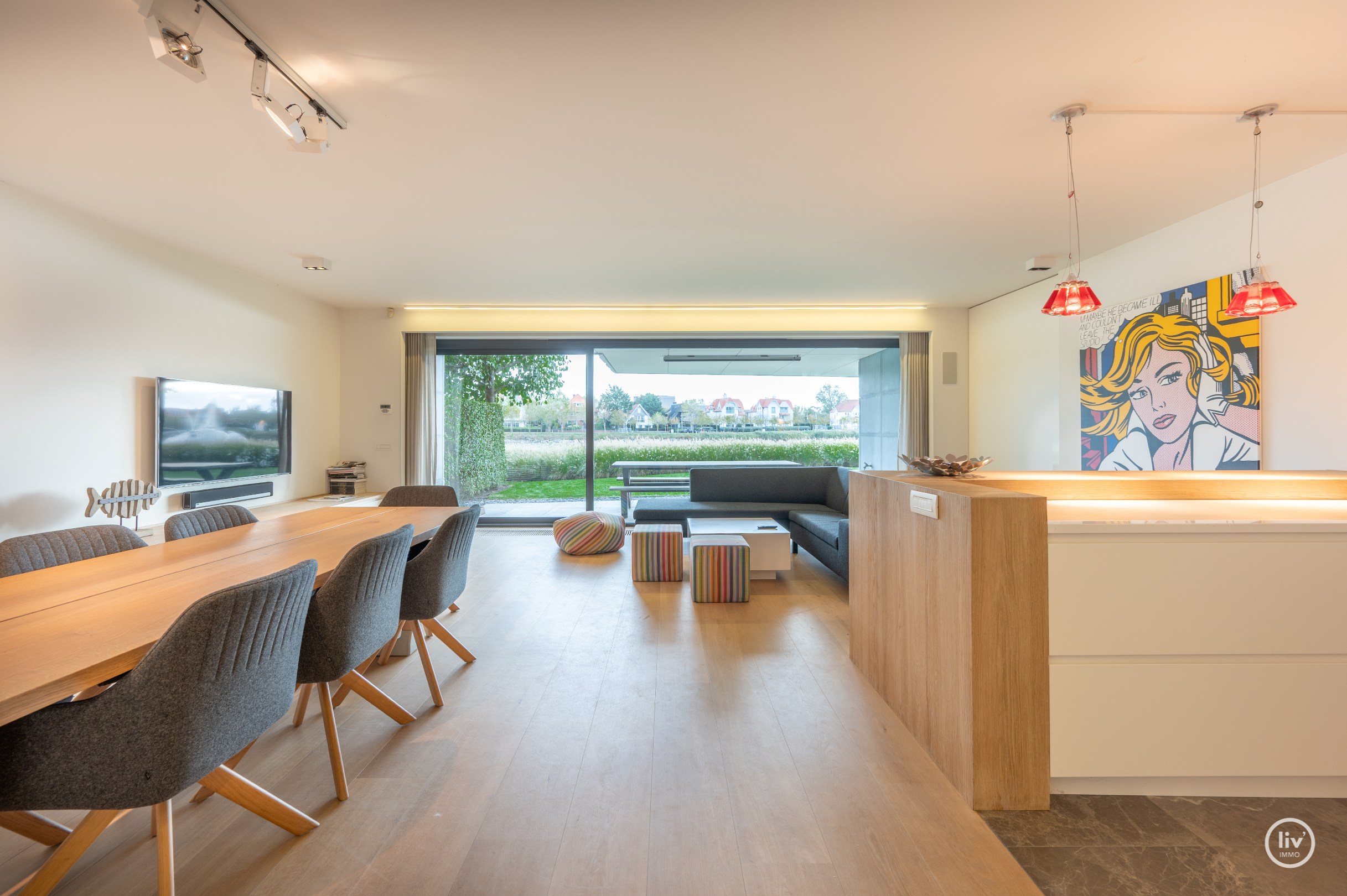 Breed en luxueus afgewerkt tuinappartement met wijde zichten op het meer. 