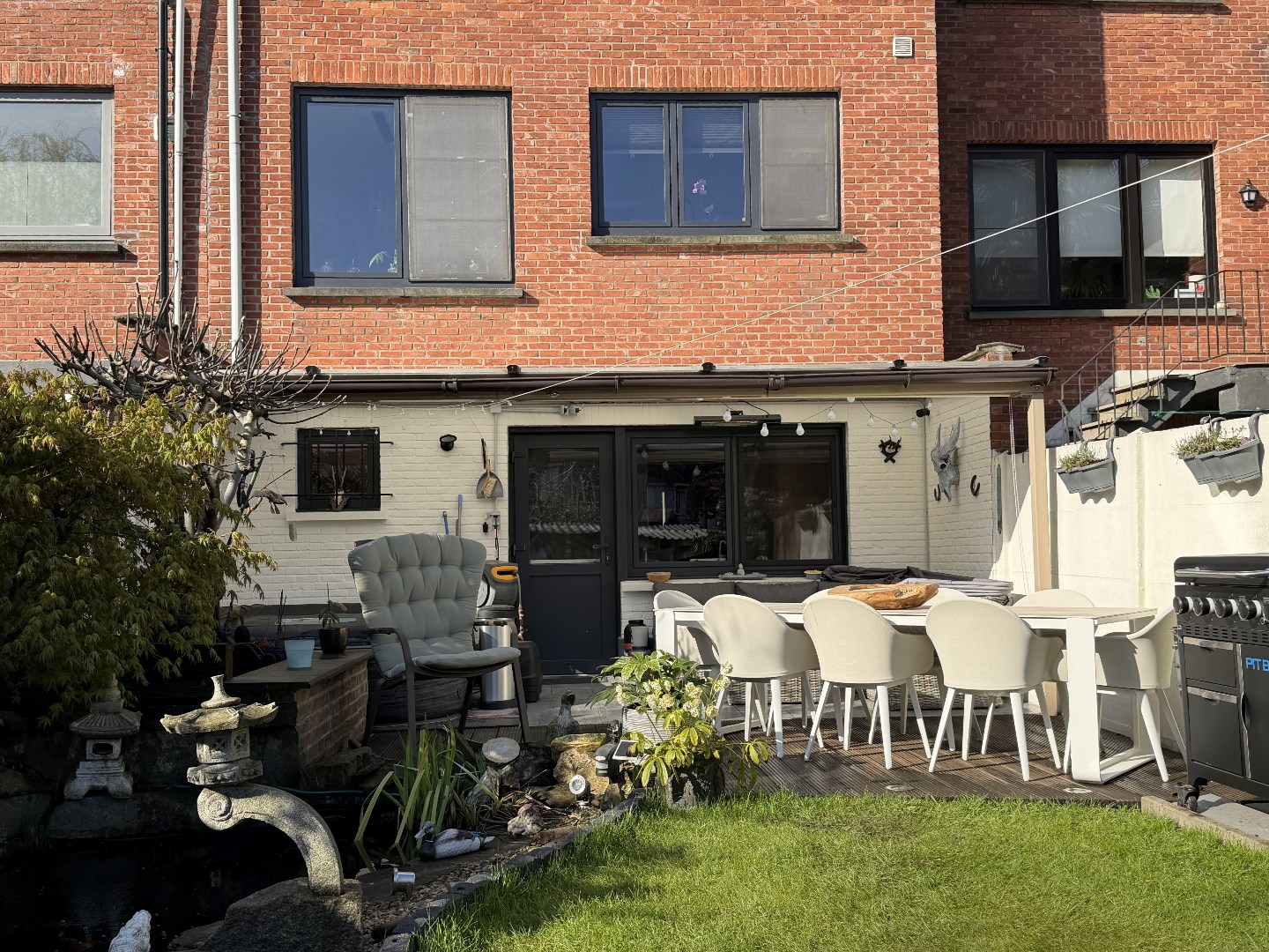 Instapklare bel-etage woning met mooi aangelegde tuin in Merksem 