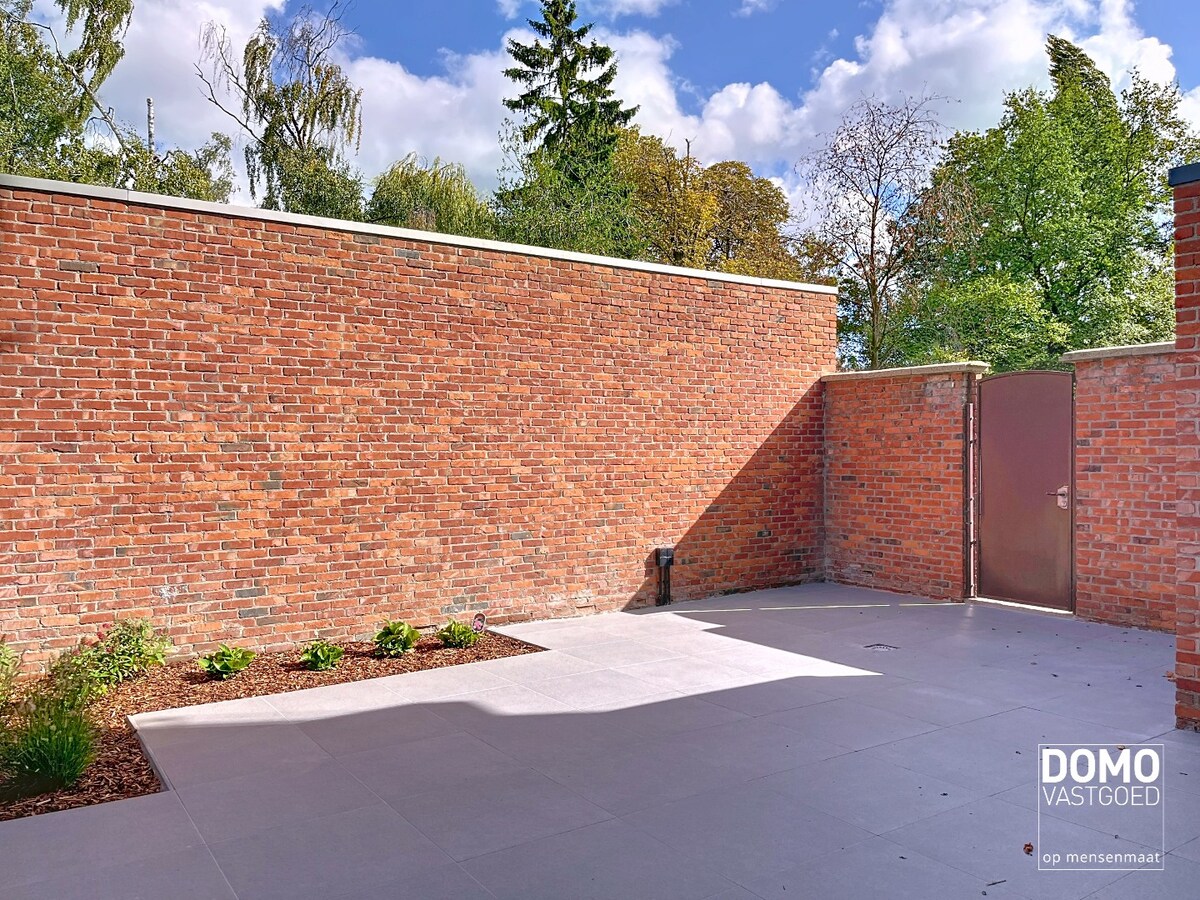 VOLLEDIG GERENOVEERD APPARTEMENT MET TERRAS EN GARAGE TE HASSELT 