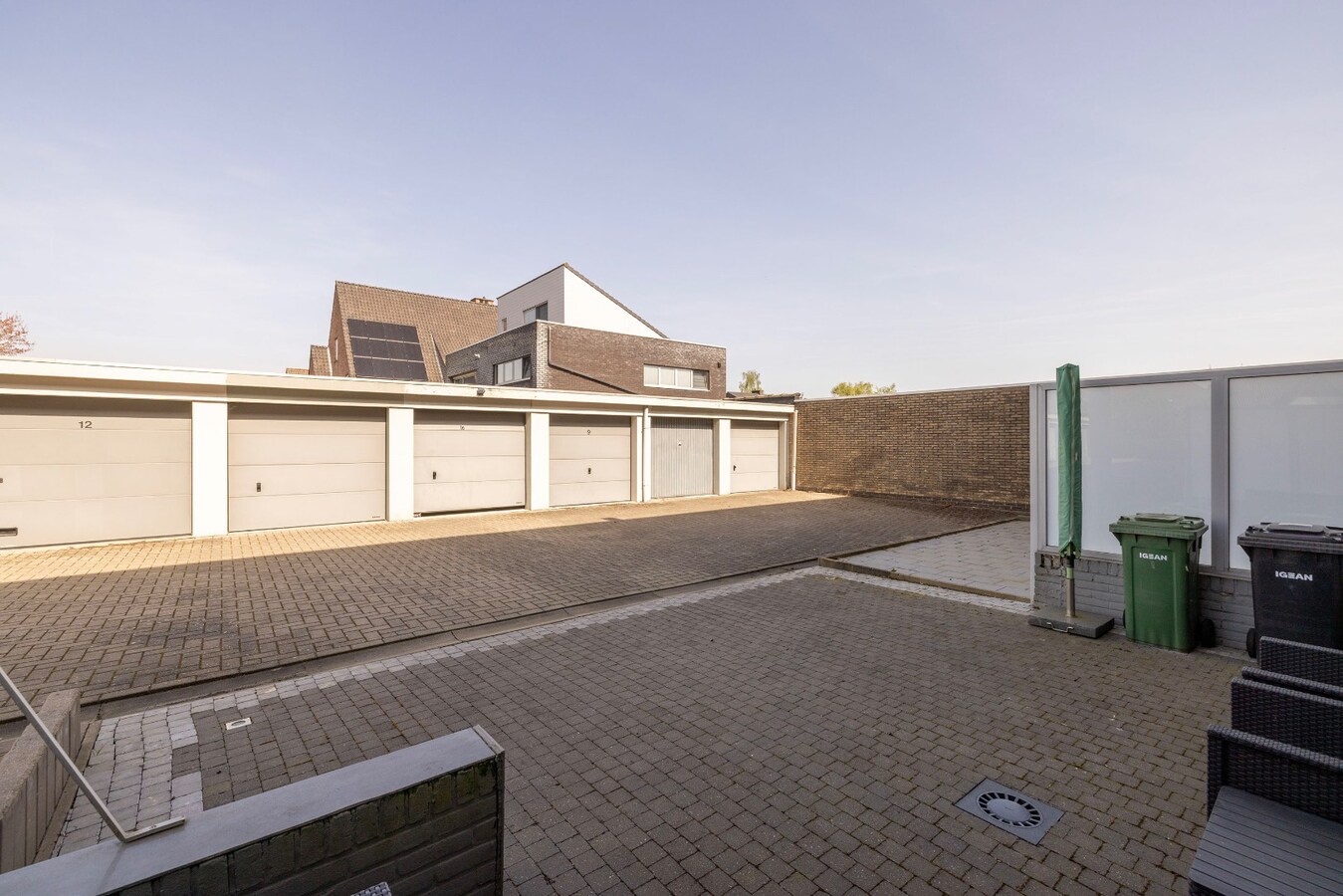 Instapklaar gelijkvloers met 2 slpks en garagebox 