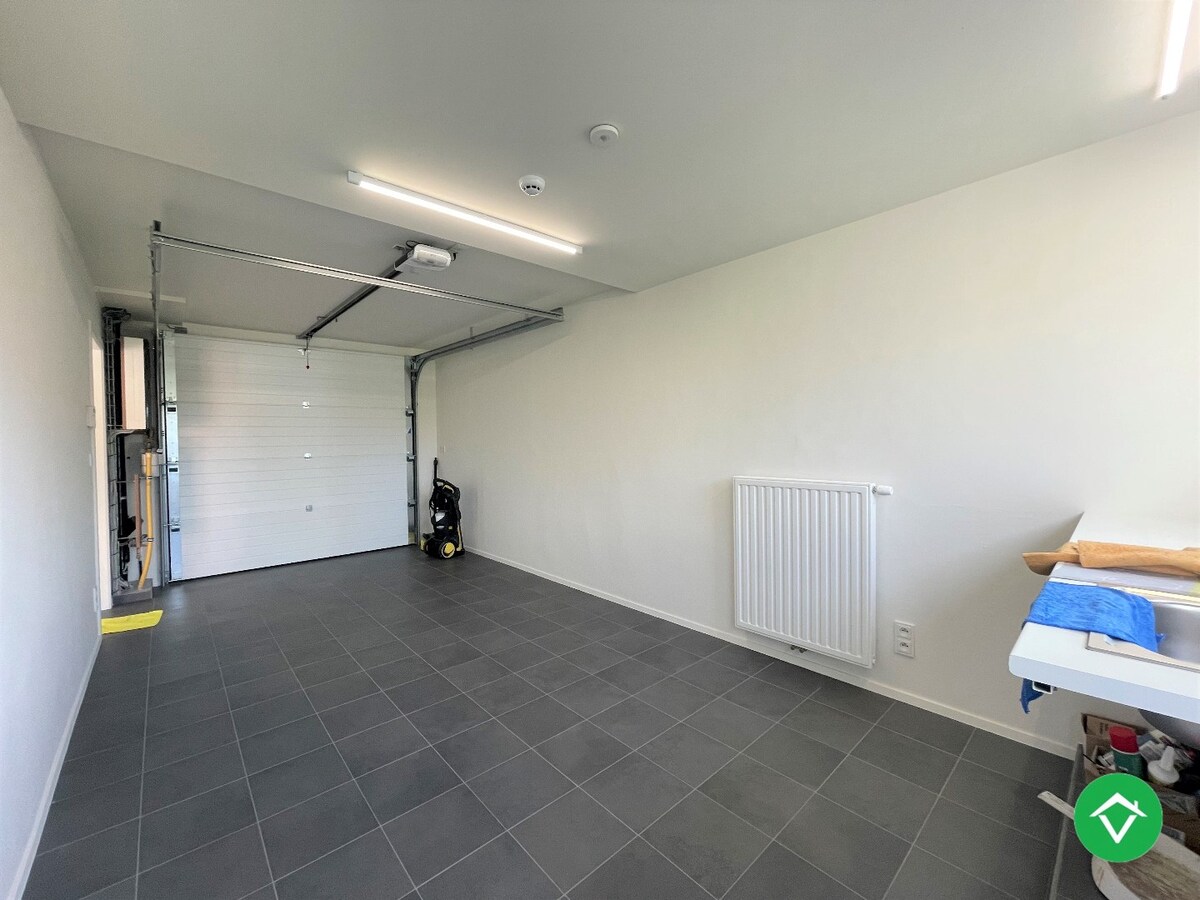 Ruime, gerenoveerde woning met twee slaapkamers te Roeselare 