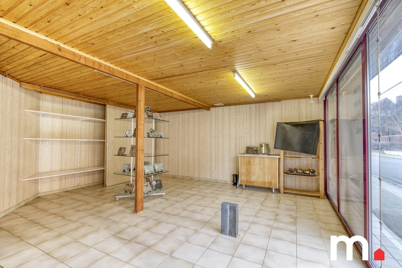 Loods met oprit en aparte kantoorruimte te koop in Heule ! 