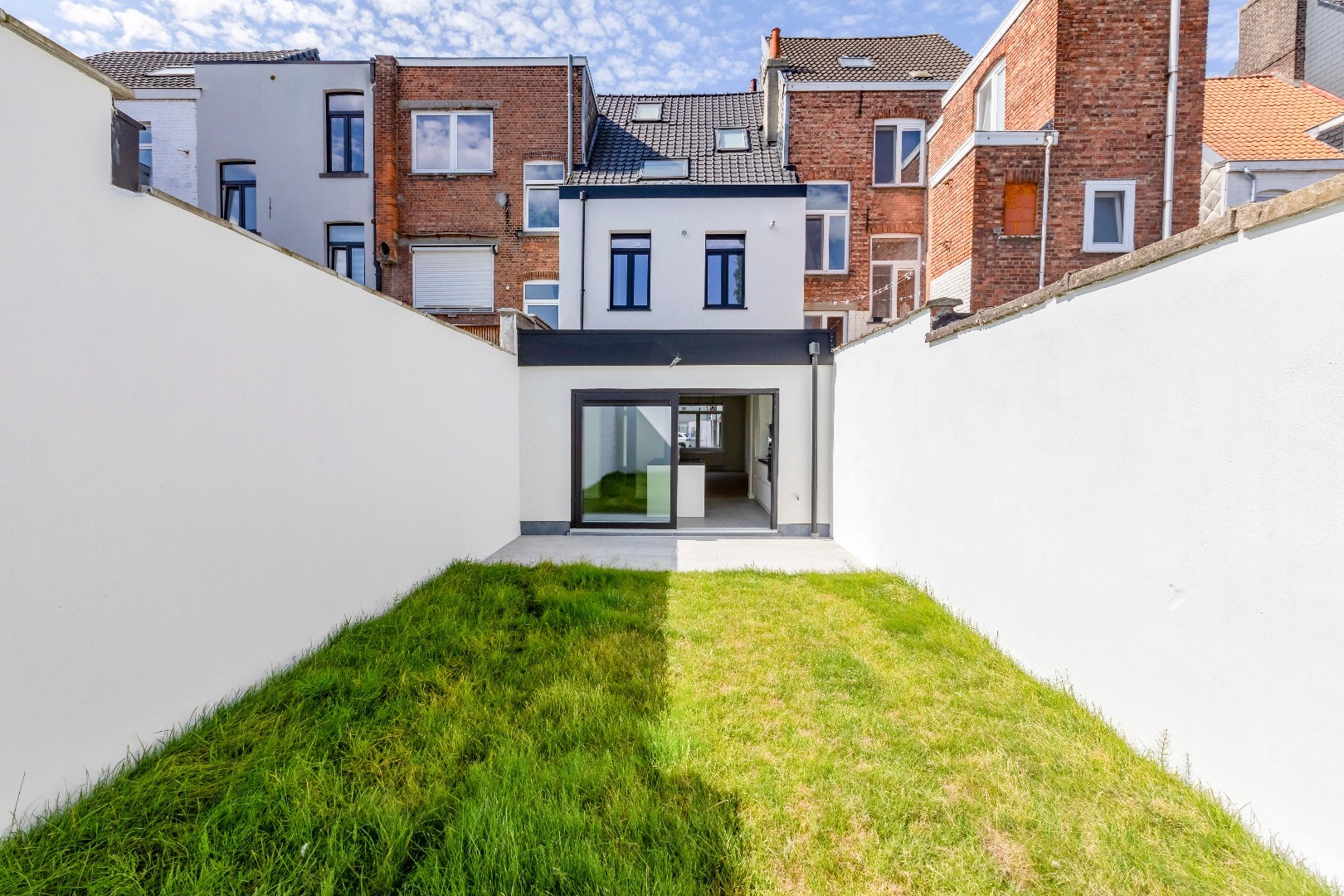 Unieke, compleet gerenoveerde woning met veel charme en zonnige tuin! 