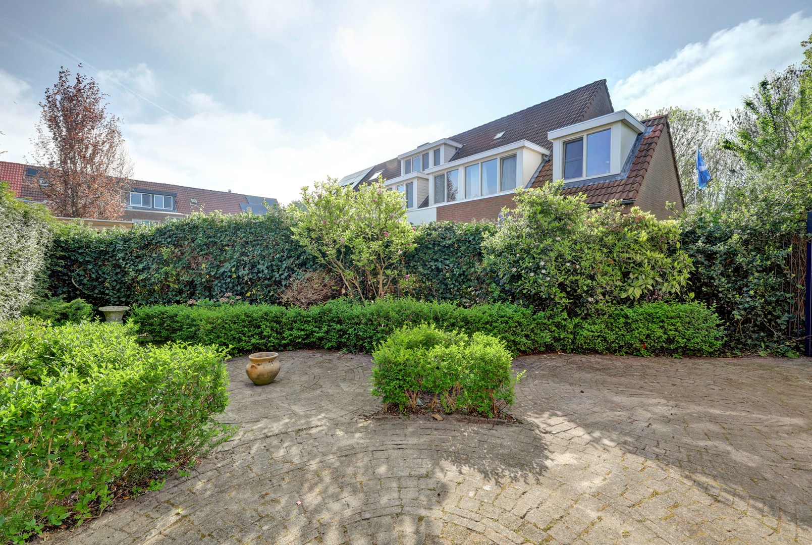 Ruime 5-kamer hoekwoning met aangebouwde garage op een kavel van maar liefst 297 m2 eigen grond! 