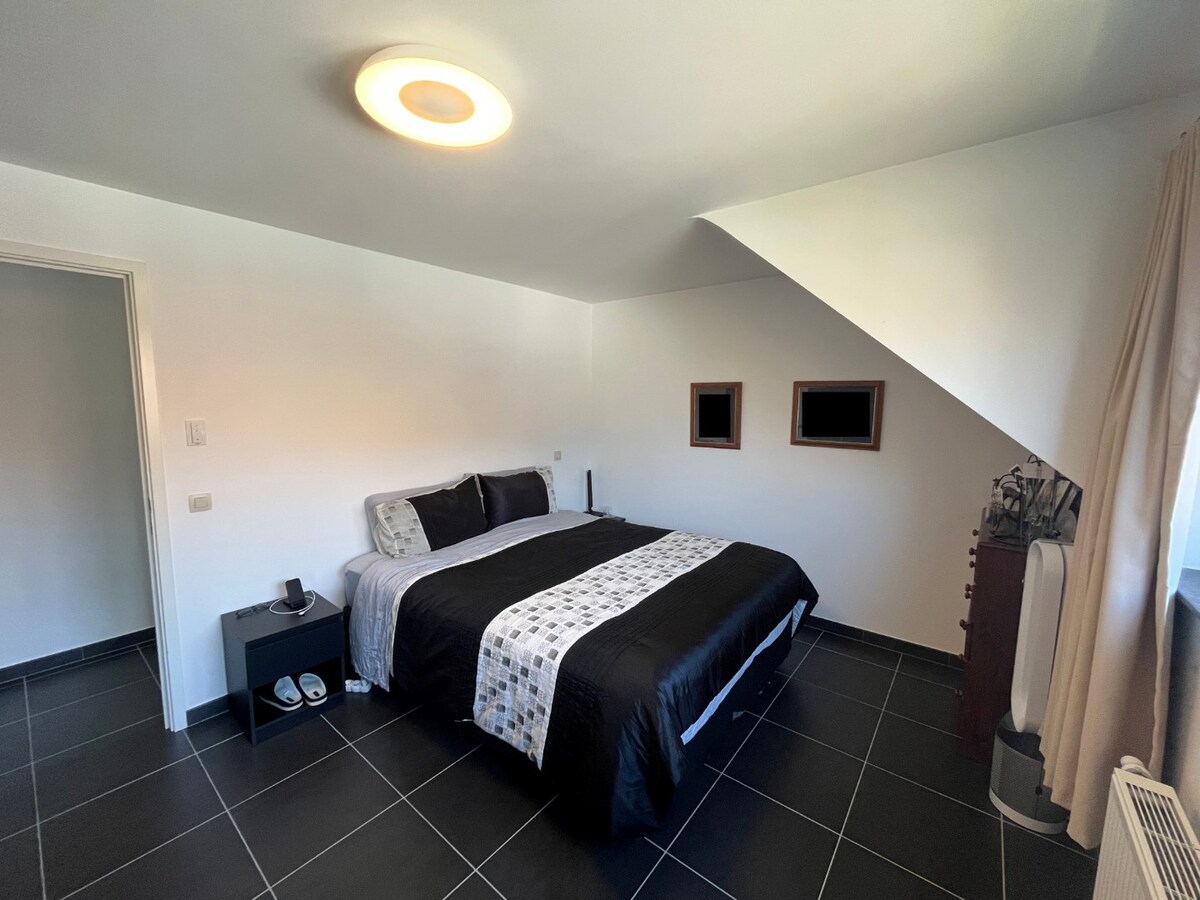 Ruime villa in residentiële wijk te Dikkelvenne 