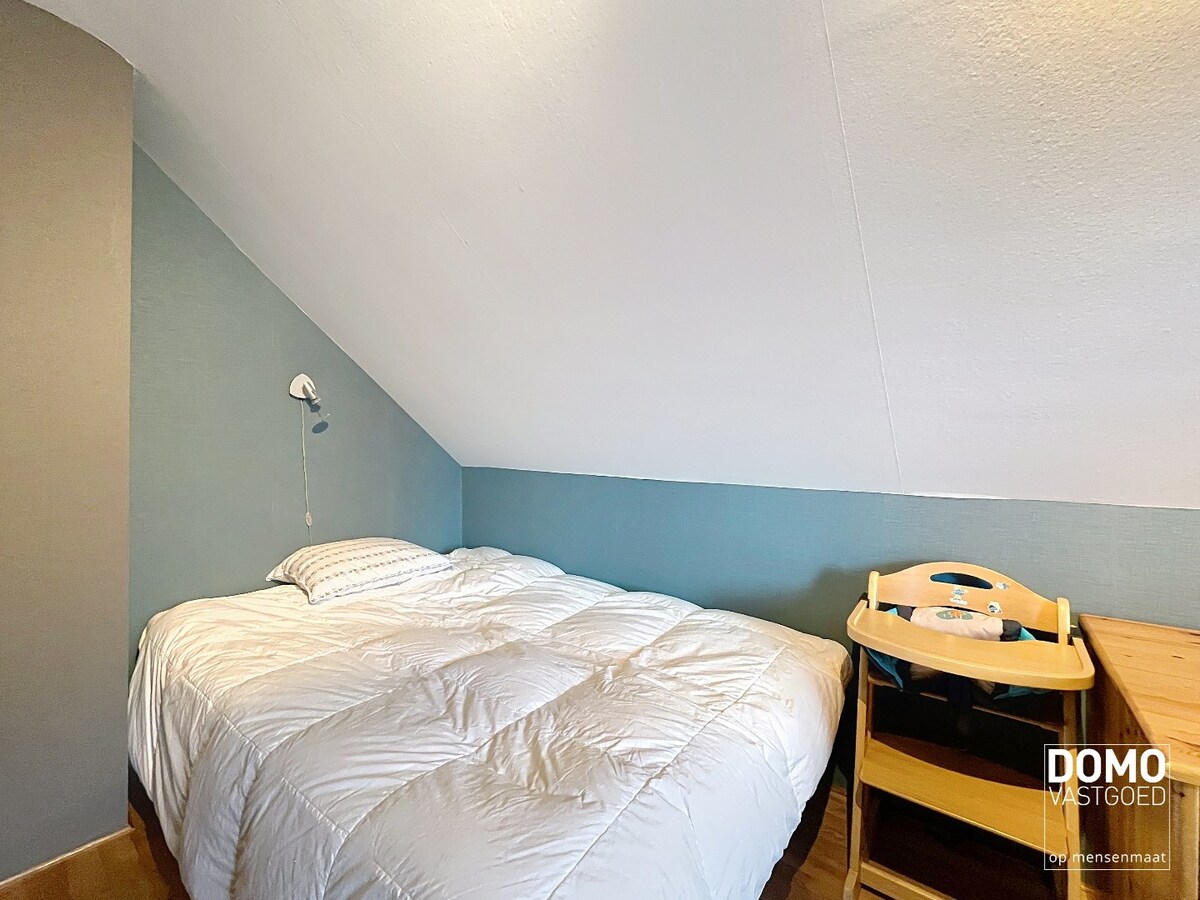 Ruime woning met 4 slaapkamers, groene tuin, terras en inpandige garage 