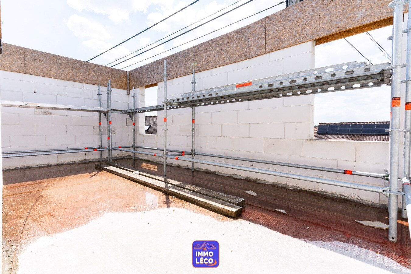 Nouvelle construction à parachever avec atelier, érigée sur 838m² ! SUPER POTENTIEL ! 