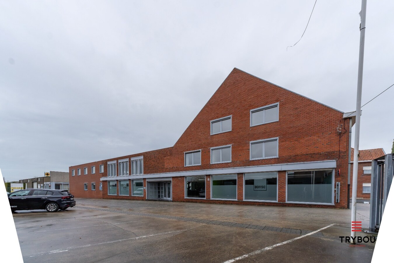 Groot kantoorgebouw op toplocatie te Ieper 