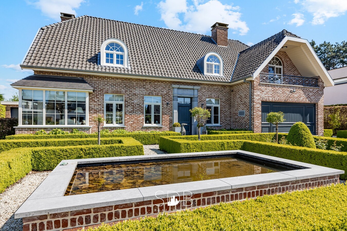 Prachtige stijlvolle woning met bijgebouwen, buitenpiste en graslanden 