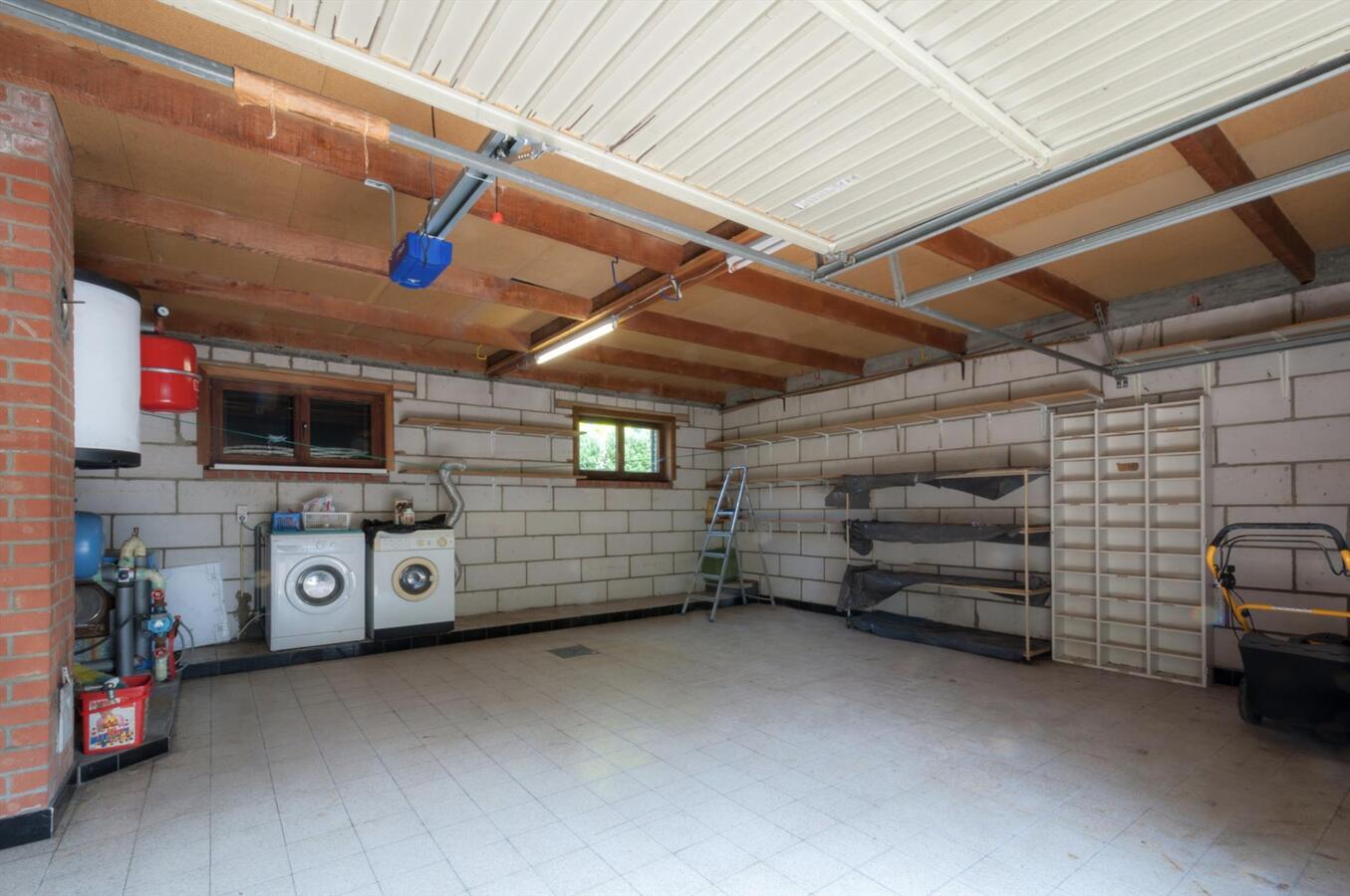 Ruime woning met prachtige tuin en open zicht 