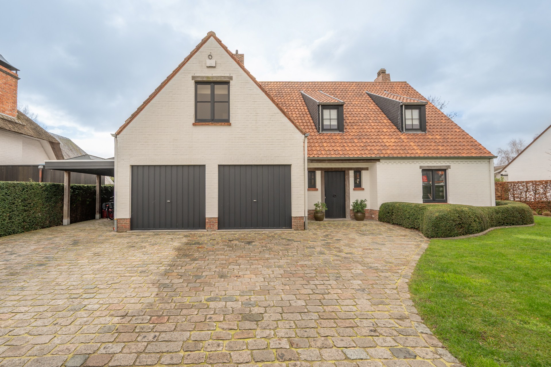 prachtig gerenoveerde alleenstaande villa geniet van een uitstekende centrale ligging, op slechts enkele minuten van het centrum van Knokke. 