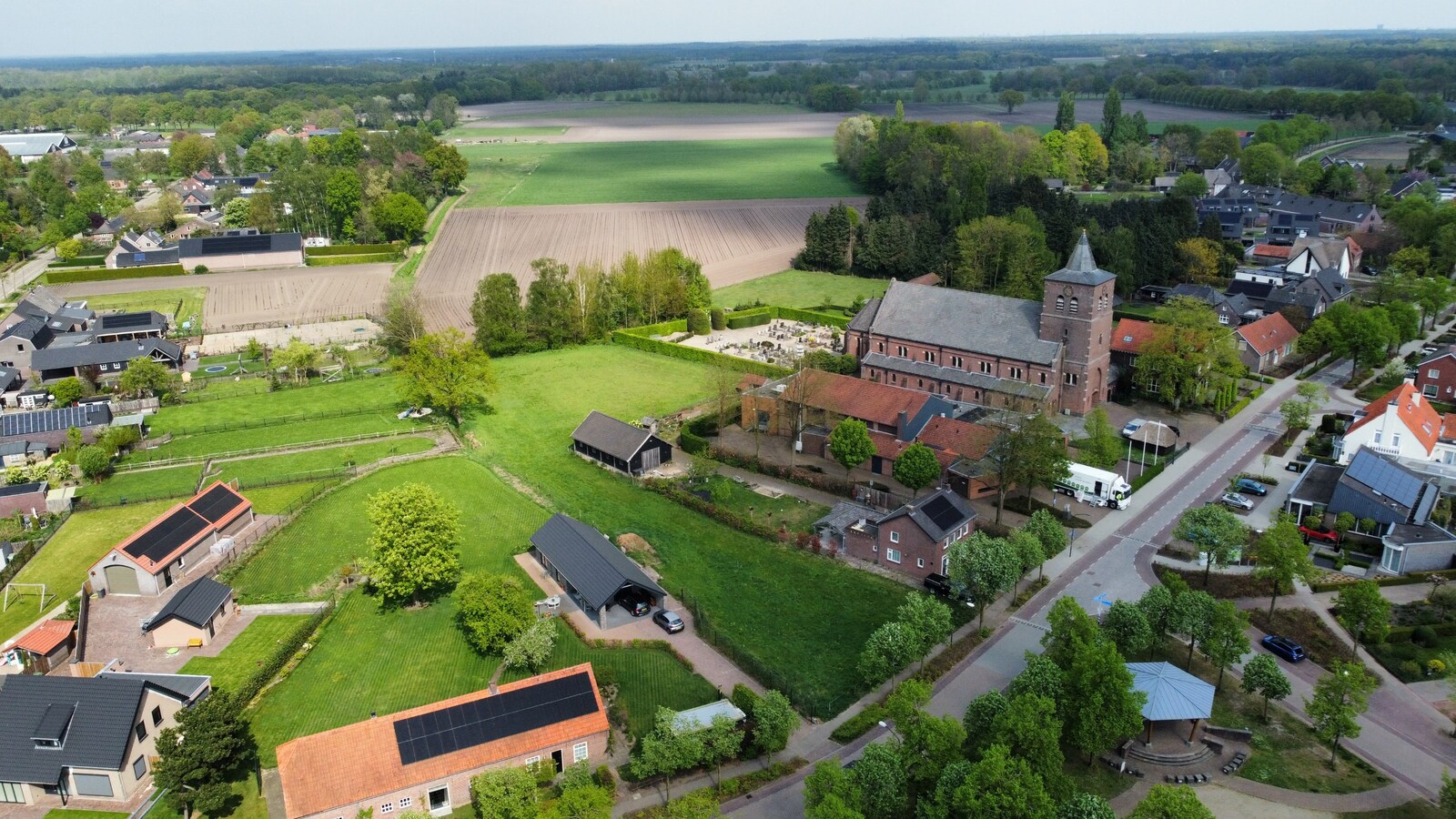 Ruime bouwkavel te koop van 3.405 m2 voor de bouw van een vrijstaande woning met bijgebouw. 