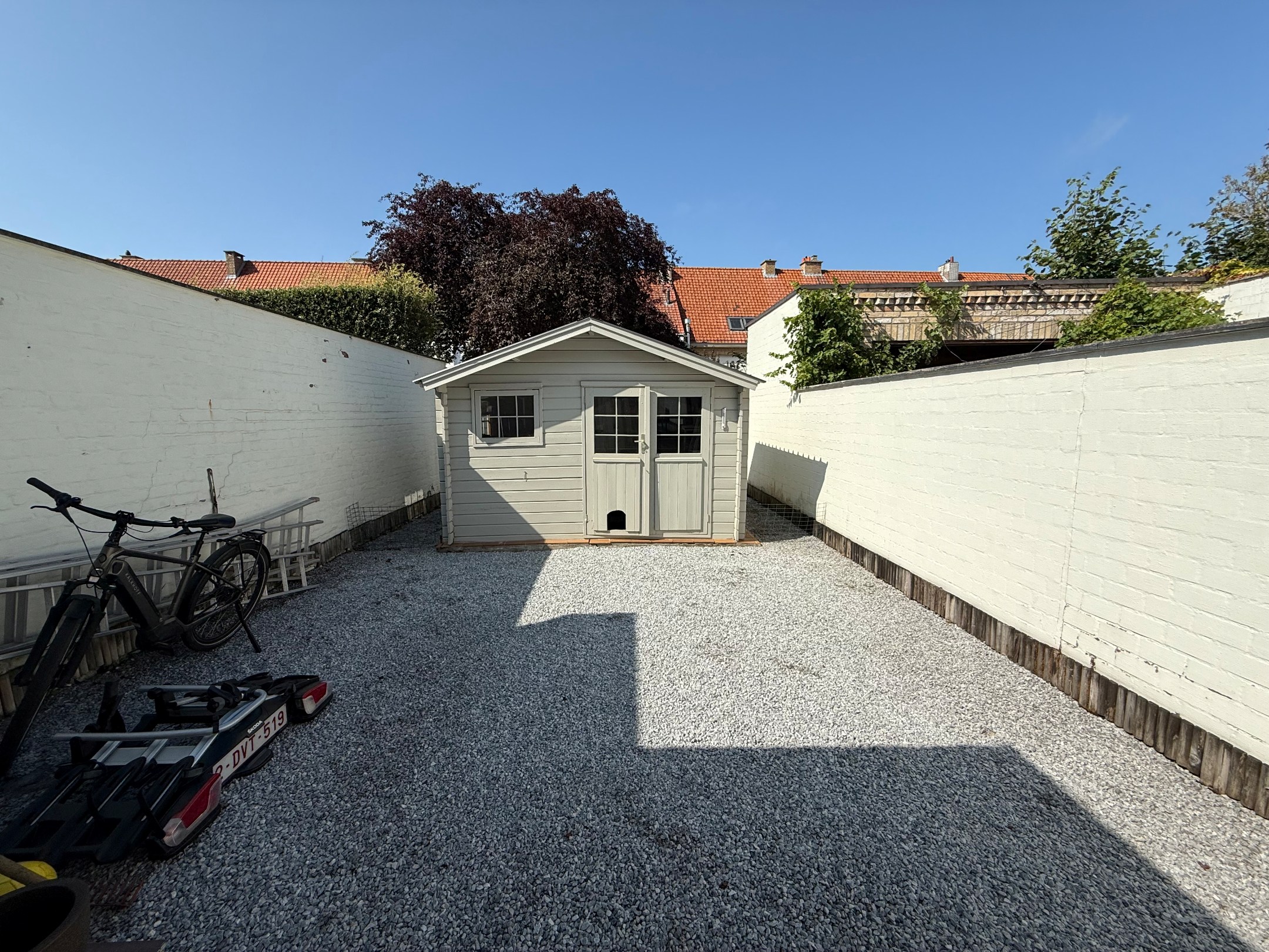 Non meublé - Maison bien entretenue avec trois chambres située dans le vieux Knokke, à distance de marche du centre commercial de Knokke et du Zoute. 