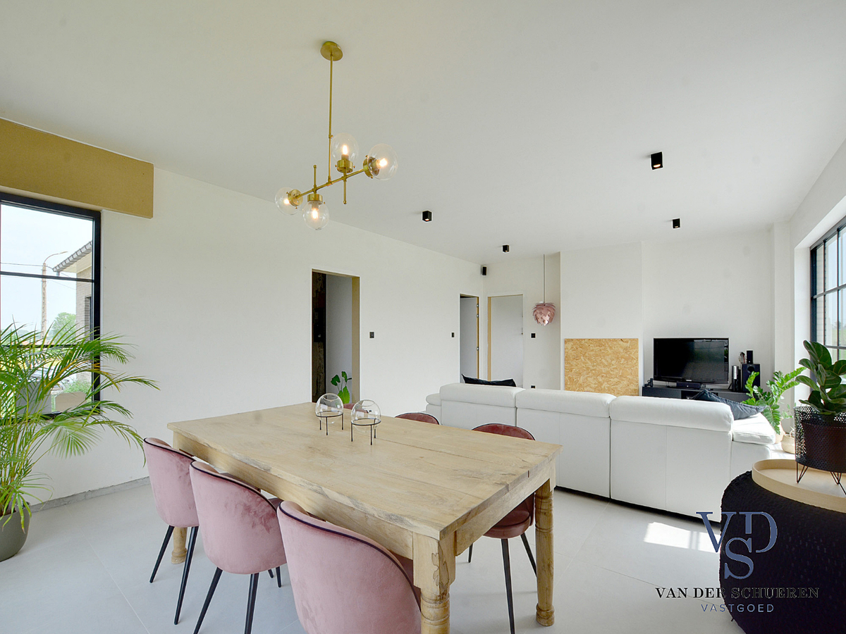 Exceptioneel gelegen, eigentijdse bungalow-villa. 