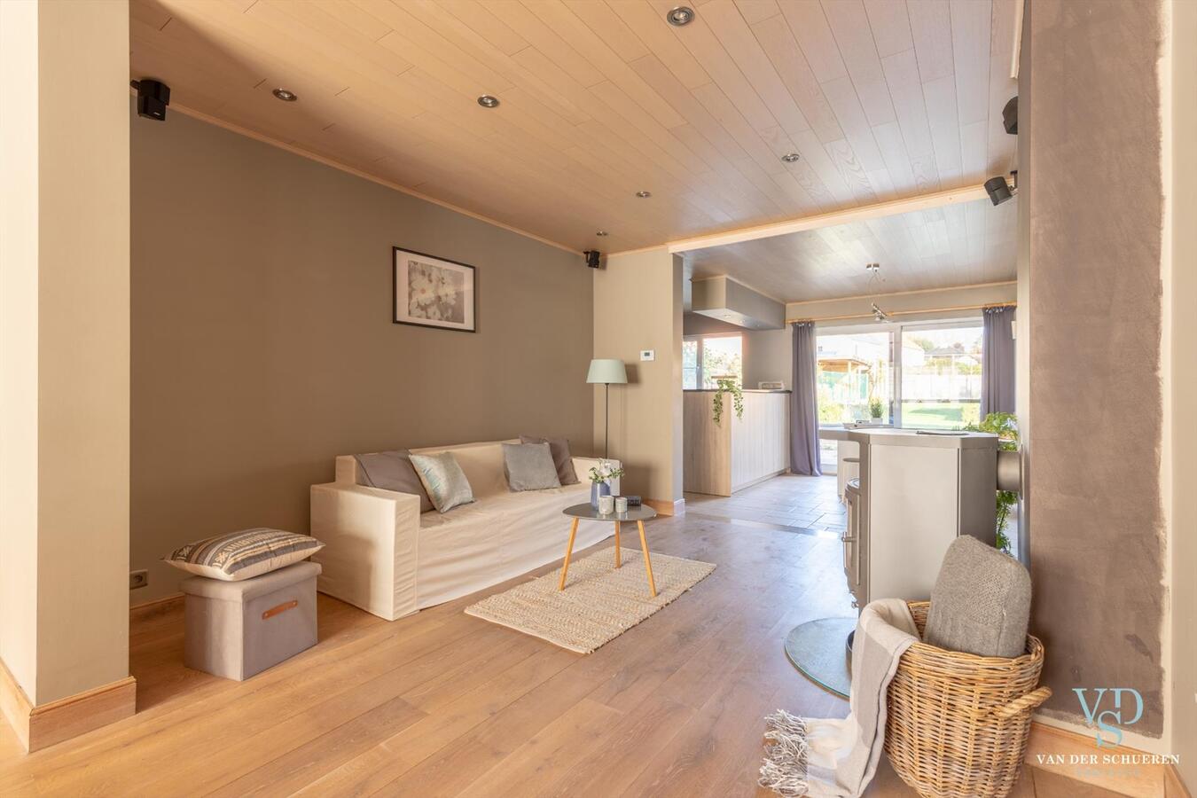 Praktische en degelijke woning in hartje Dikkelvenne . Bijzonder ruim ! 