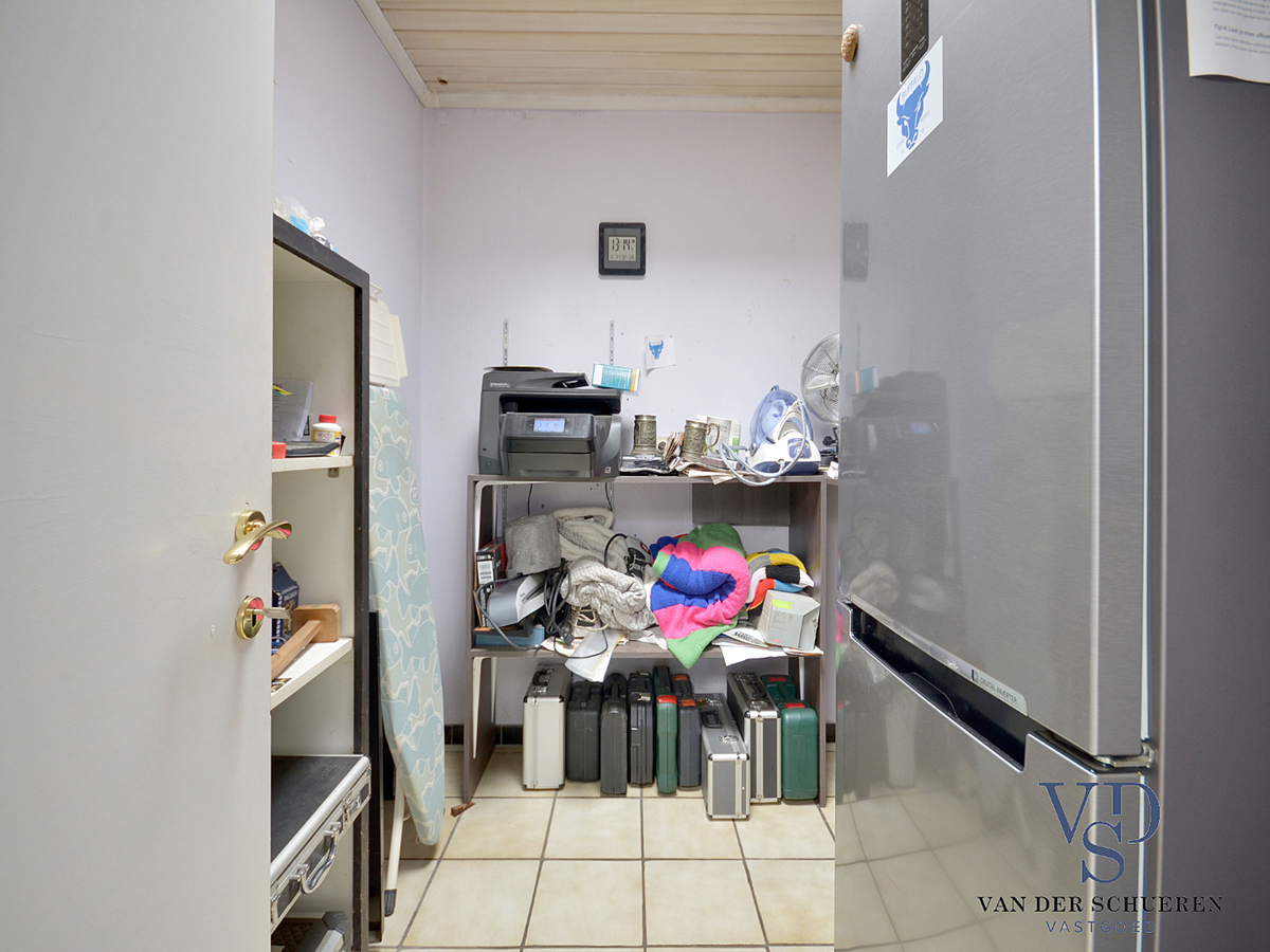 Zeer ruime, te renoveren woning (met enkele garage). Goed gelegen. 