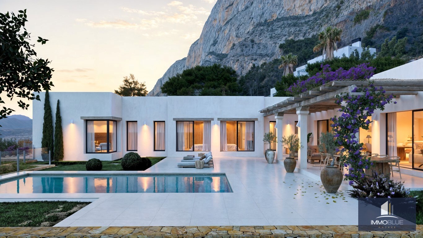 Nieuwbouw luxe villa te koop op de zonnige zuidflank van de Montgó. 