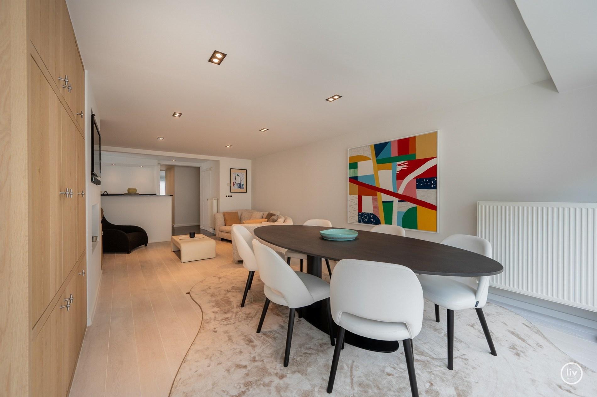 Appartement spacieux et prêt à emménager avec 3 chambres, très bien situé à proximité des commerces de l'avenue Dumortier et de l'a 
