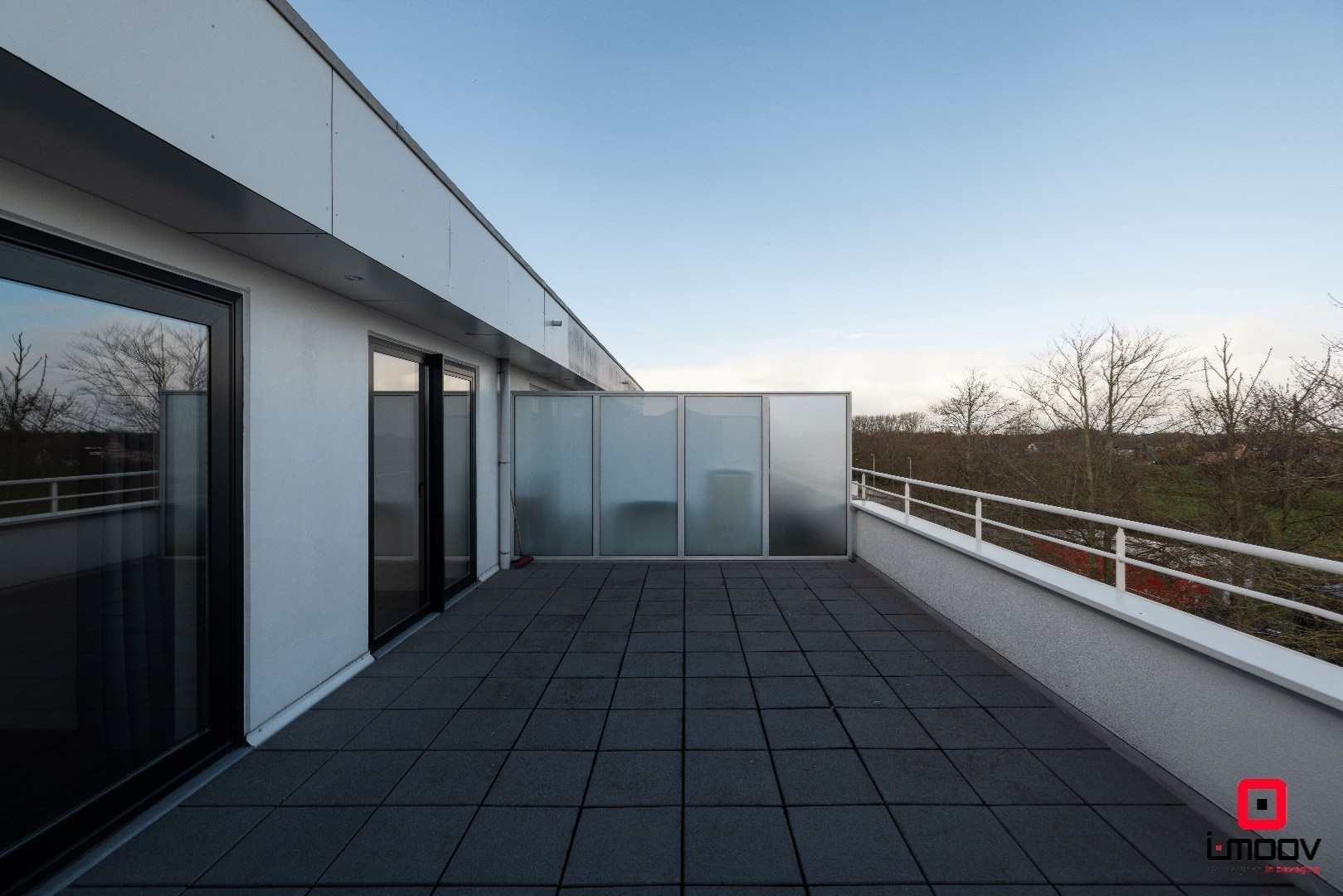 Lichtrijk en modern tweeslaapkamer appartement met groot terras in Oostakker 