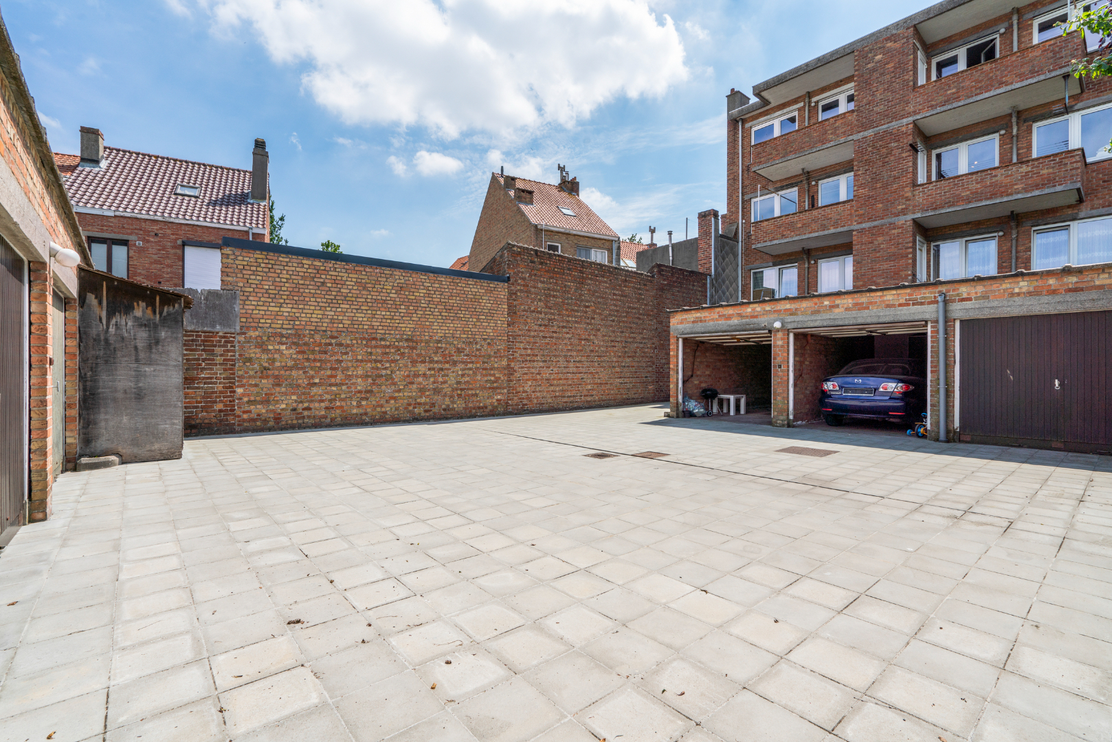 OPBRENGSTEIGENDOM MET 7 APPARTEMENTEN EN 7 GARAGEBOXEN 