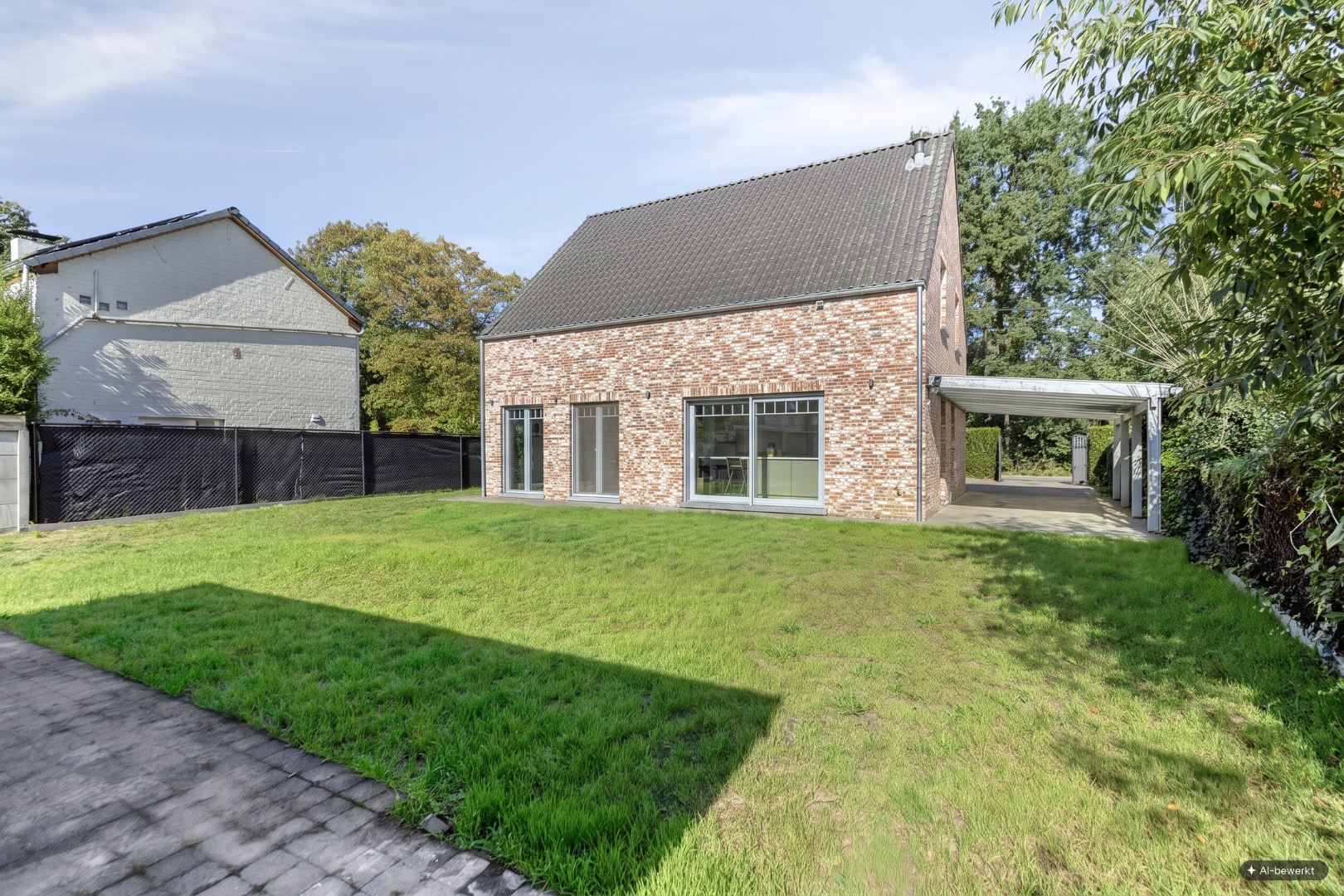 Vrijstaande woning van 2015 met 3 slaapkamers, volledige kelder en zuidgerichte tuin in Schilde. 