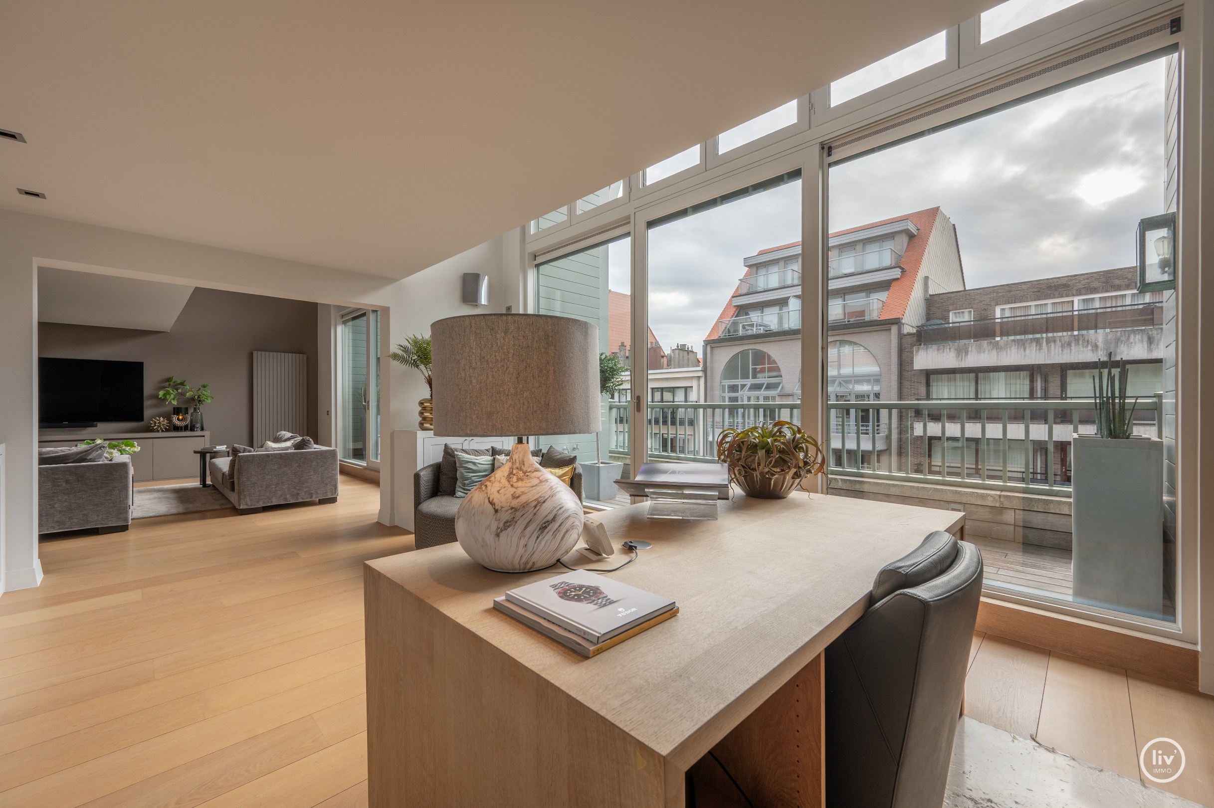 Récente mezzanine de 292 m2 située au centre avec de grandes terrasses, située dans la Vanbunnenlaan à Knokke. 