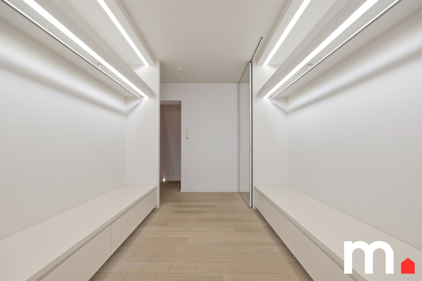 Multifunctioneel bedrijfsgebouw (Showroom + Atelier + Woning) op toplocatie te Rekkem ! 