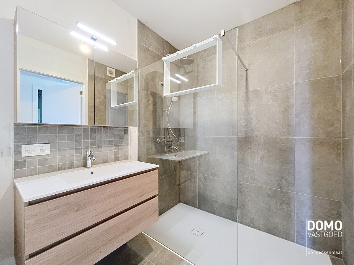 VOLLEDIG AFGEWERKT NIEUWBOUWAPPARTEMENT MET 2 SLAAPKAMERS, TERRAS, ONDERGRONDSE AUTOSTANDPLAATS EN KELDERBERGING IN RESIDENTIE "DE KWINT" TE ZONHOVEN 