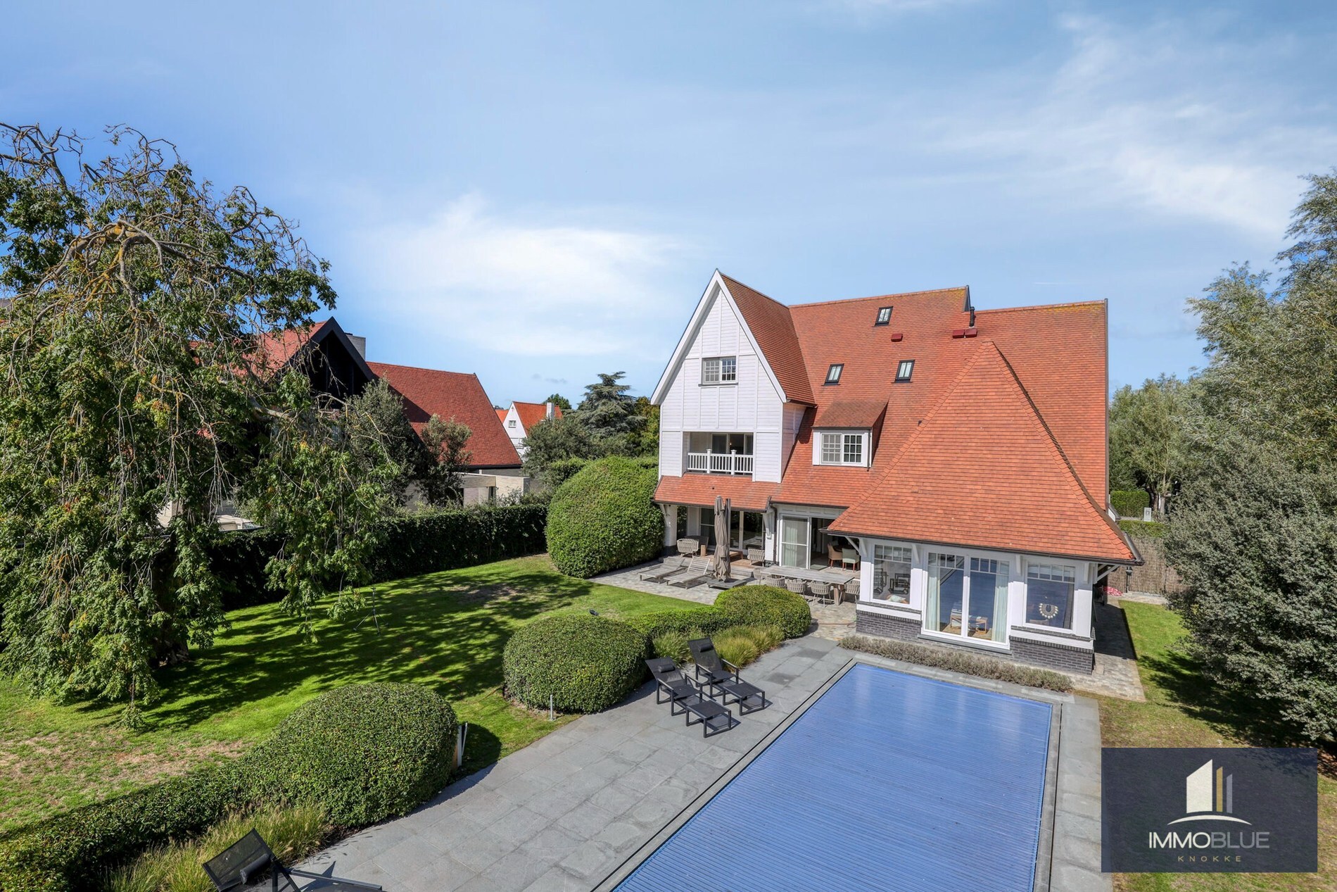 Luxueuze en stijlvolle villa in Engelse Cottage stijl met verwarmd zwembad gelegen in het Zoute. 