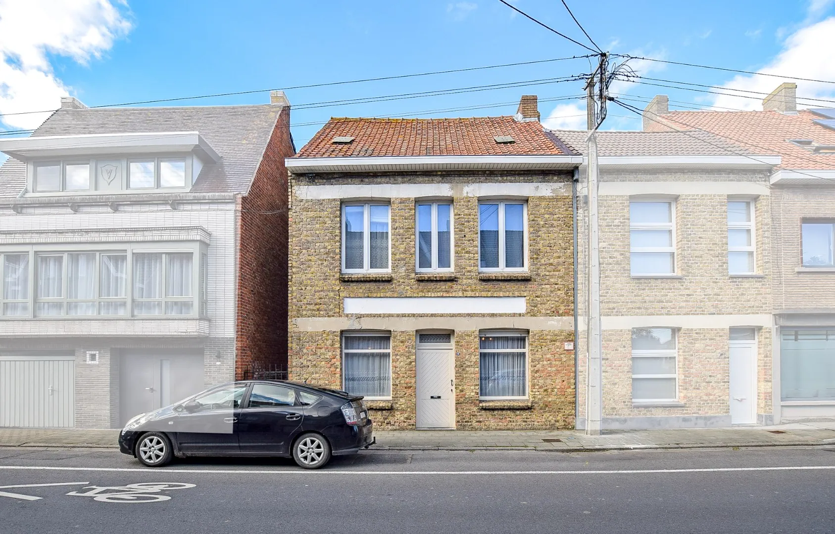 Op te frissen (halfopen) woning in centrum Diksmuide! 