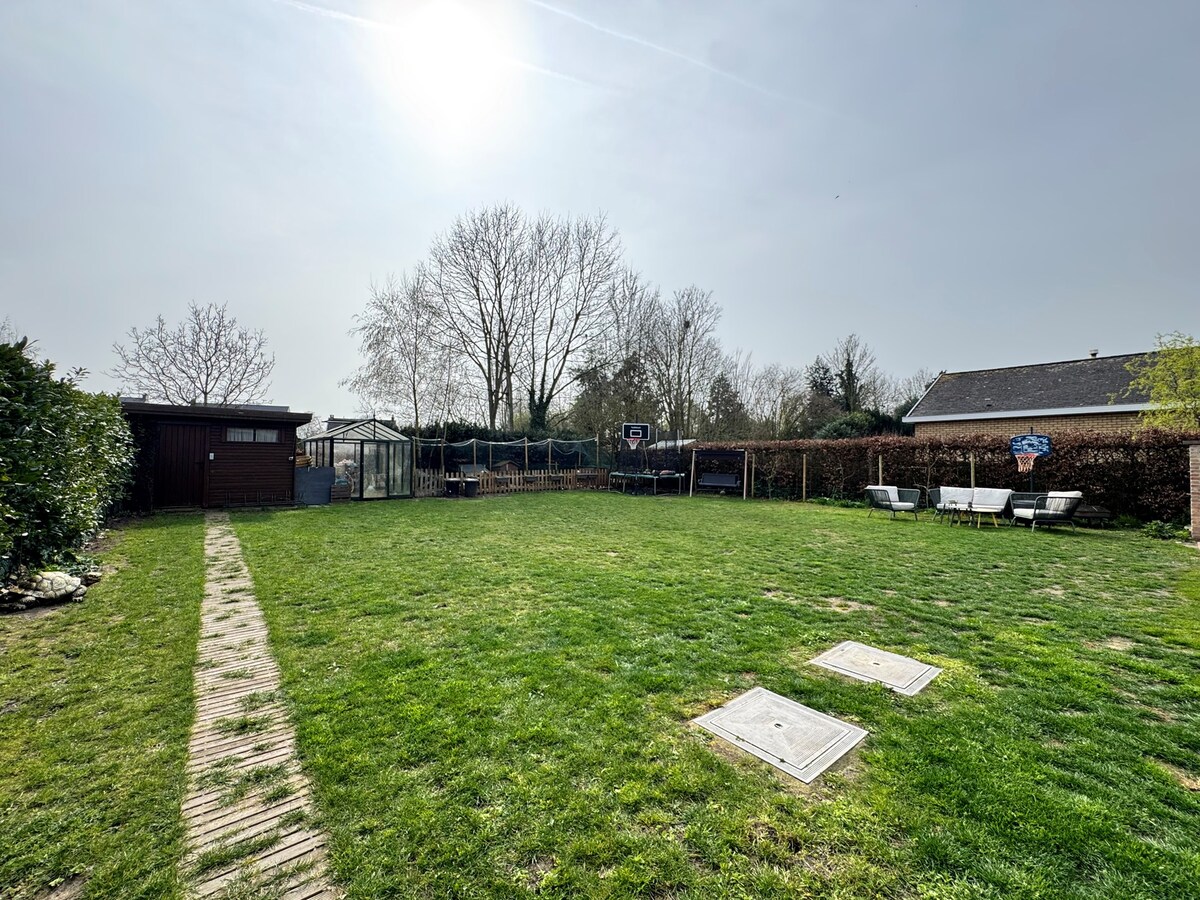 Alleenstaande instapklare gezinswoning met 5 slaapkamers zuidgerichte tuin en garage te Koekelare 