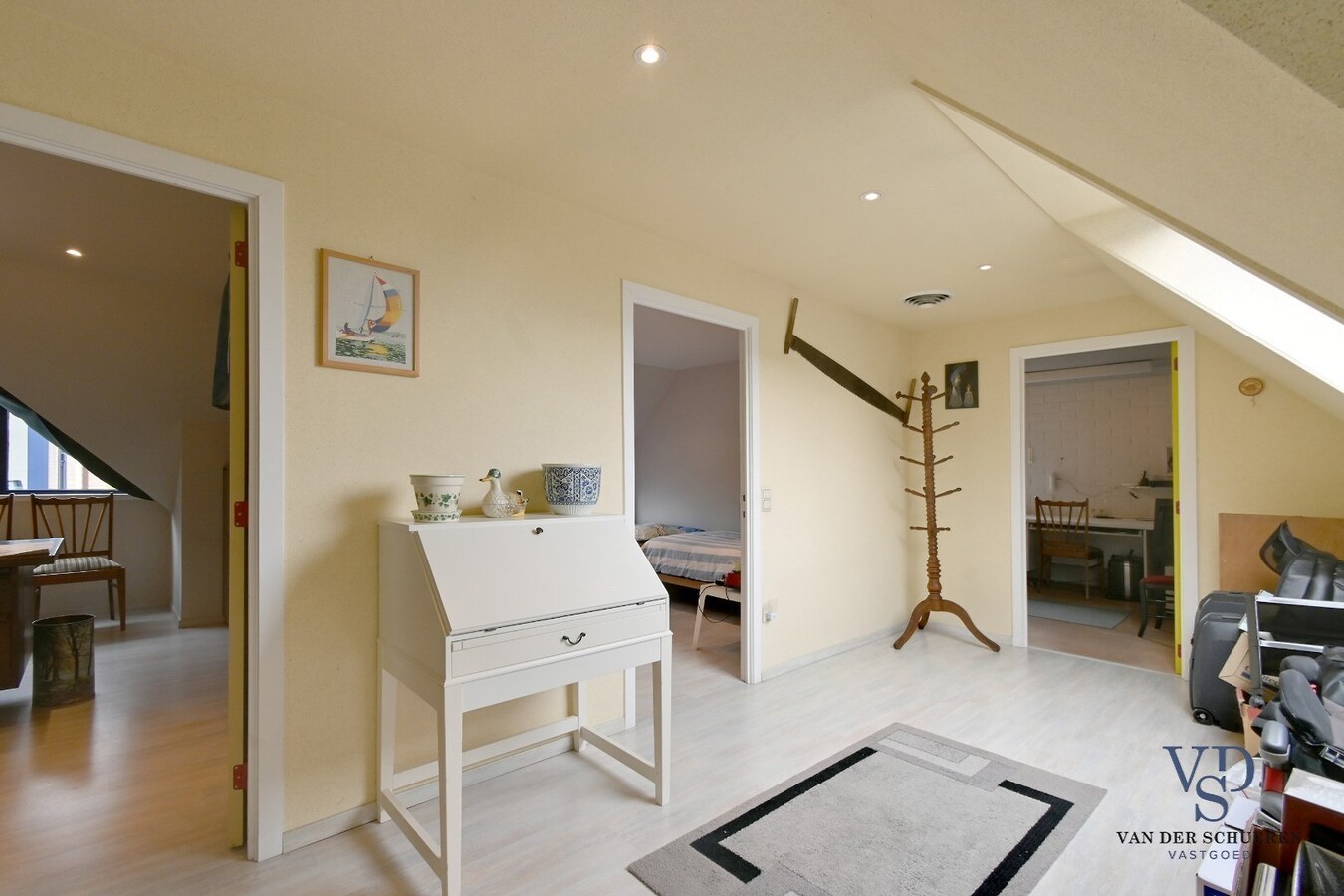 Ruim handelspand met penthouse in villastijl 