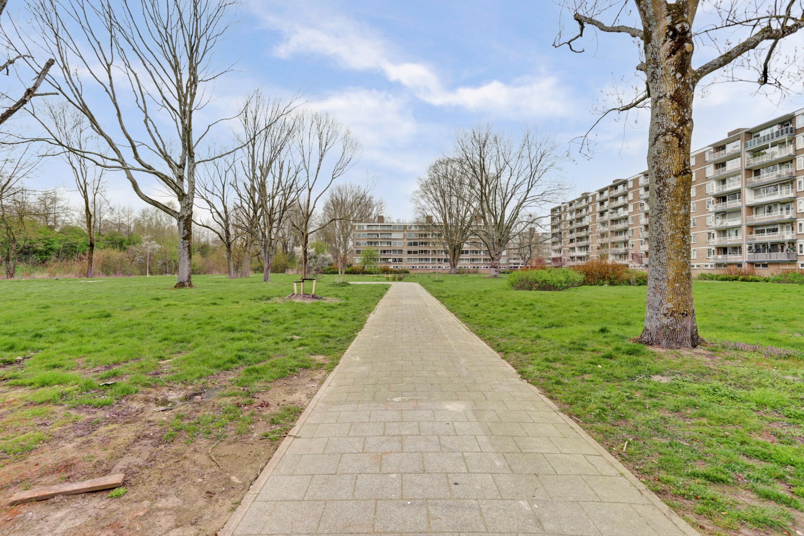Zonder klussen te betrekken, instapklaar 3-(voorheen 4) kamer appartement met moderne keuken en badkamer, 2 balkons, berging in de onderbouw en gelegen op eigen grond! 