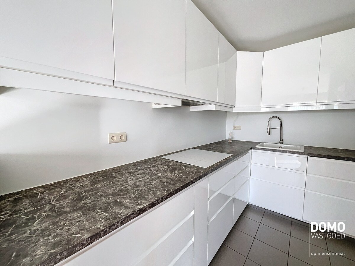 RUIM APPARTEMENT MET 3 SLAAPKAMERS EN GARAGE TE TUILT 