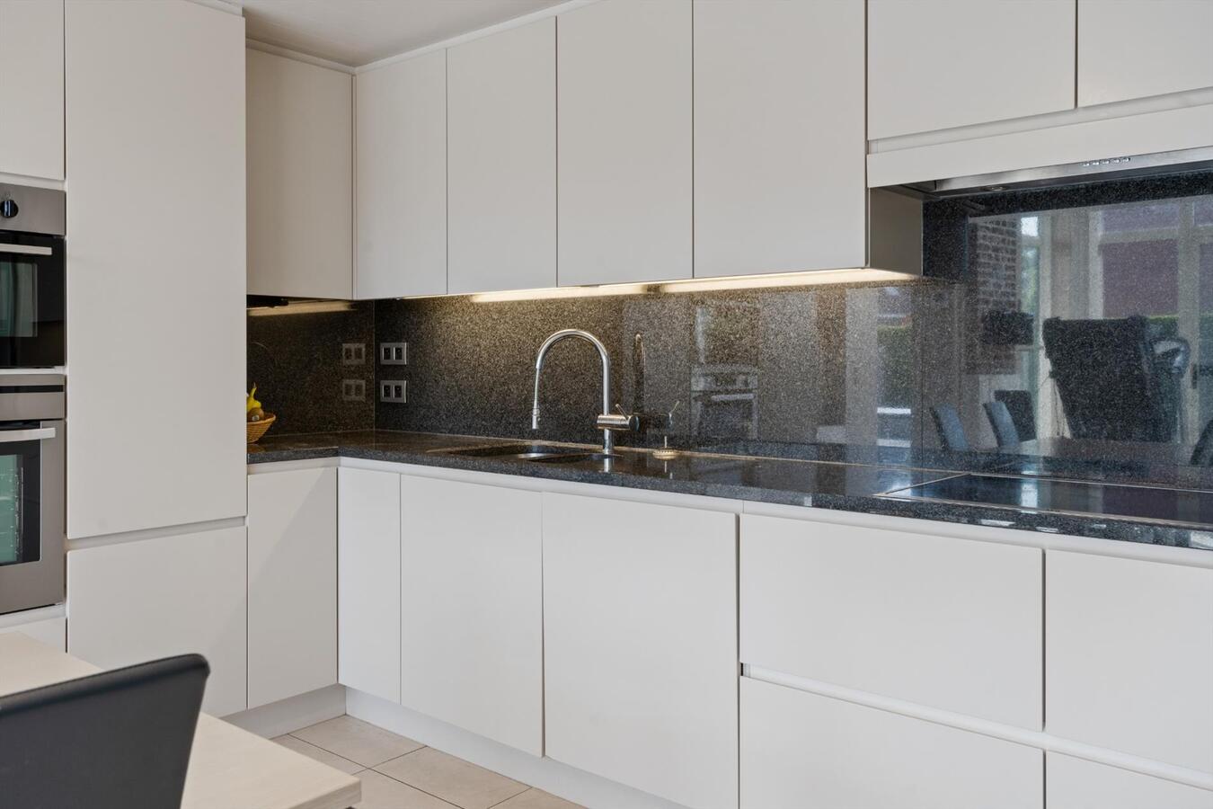 Vrijstaande woning met verwarmd zwembad op ruim perceel van 1813 m² 