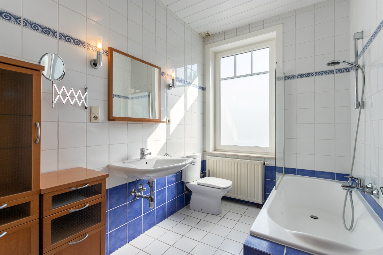 Instapklare woning met 3 slpk, oprit en tuin te Halle 