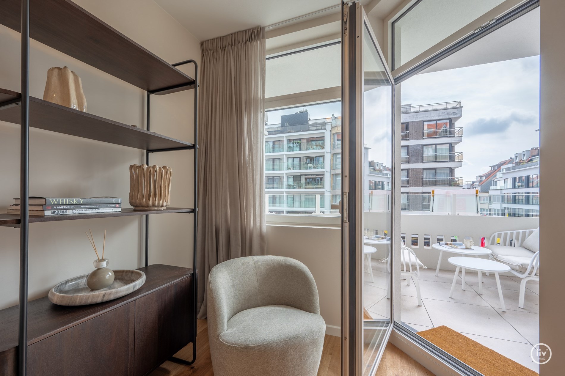 Nieuwbouw appartement met 3 slaapkamers gelegen in de Lippenslaan, het appartement is compleet gemeubeld. 