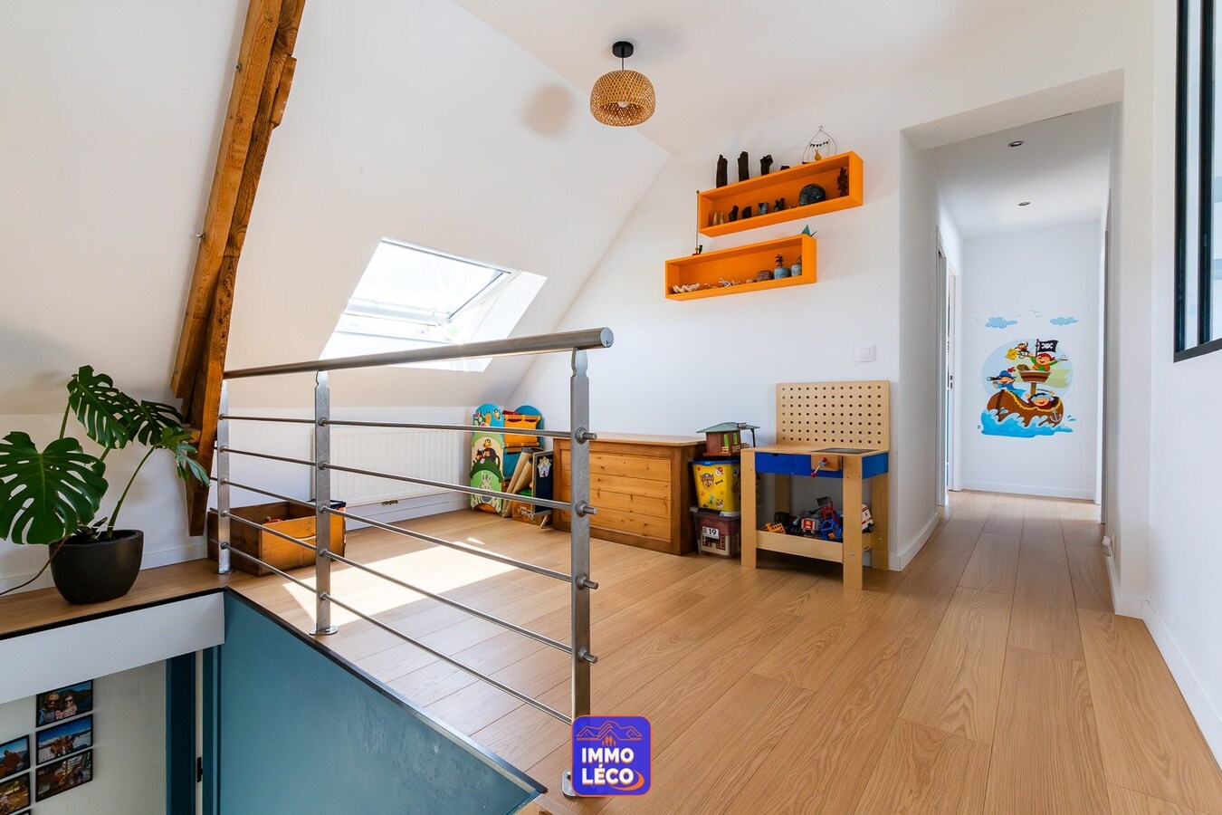 Maison aux volumes impressionnants, érigée sur 1457m², 4 garages, TOP SECTEUR ! COUP DE COEUR ! 