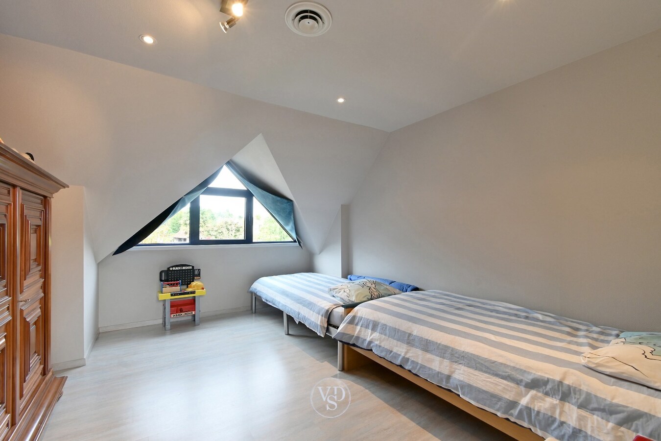 Ruim handelspand met penthouse in villastijl 