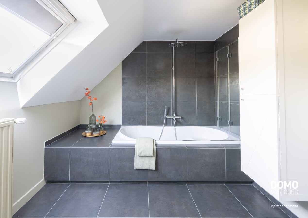 Karaktervolle en ruime gezinswoning in pastorij-/fermettestijl met prachtige tuin en 4 slaapkamers in het groene Kortessem 