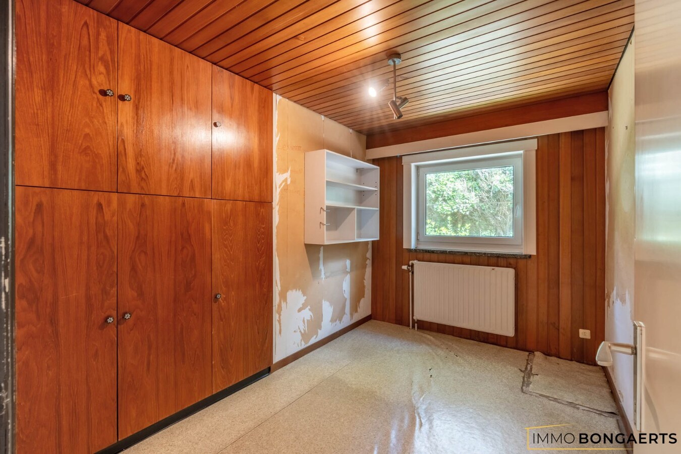 Ruime te renoveren woning op een mooi perceel. 