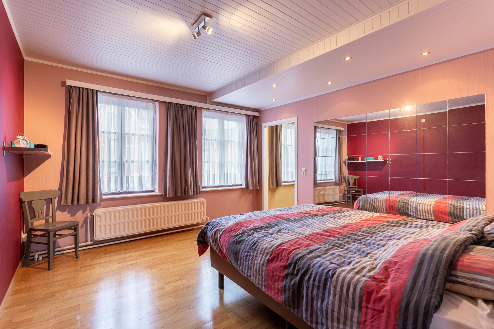 Ruime woning met naastgelegen bouwgrond en loods 