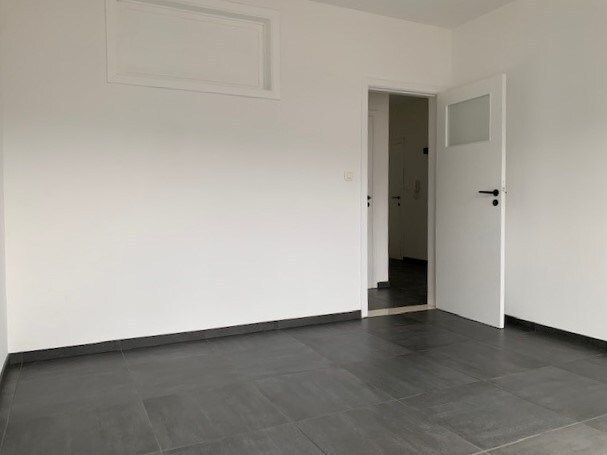 RUIM APPARTEMENT MET 2 SLAAPKAMERS, 2 ZOLDERKAMERS EN 2 GARAGES TE RUNKST 