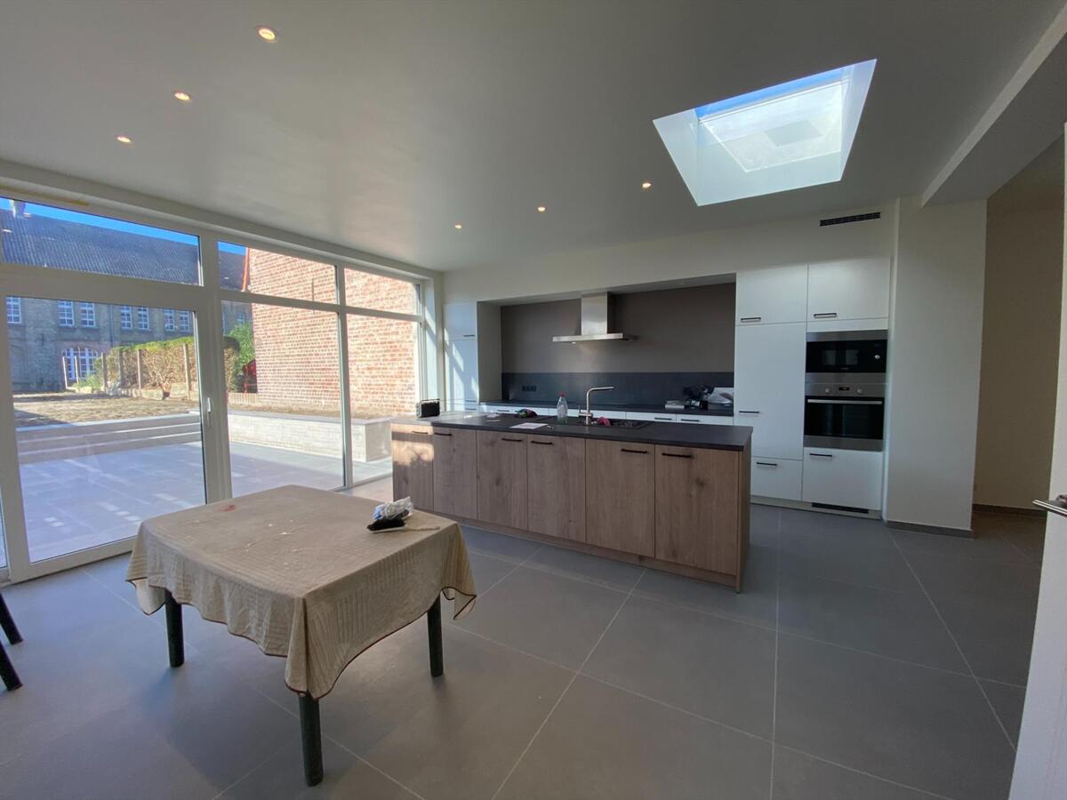 Volledig gerenoveerde woning met zonnige tuin, pal in het centrum van Merkem 