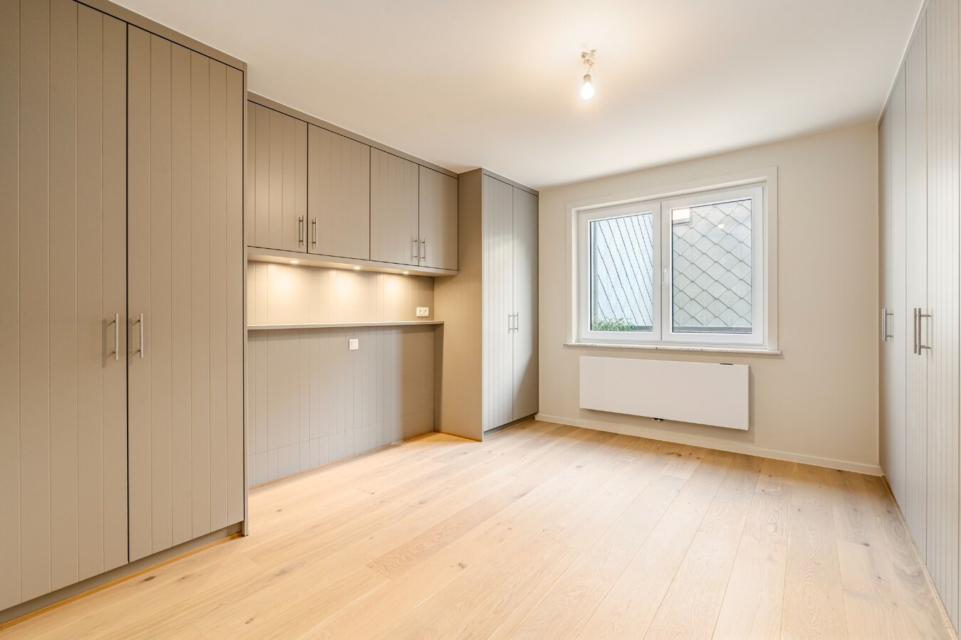 Totaal gerenoveerd appartement met open zicht en uitzonderlijke terrassen op topligging in Heist. 